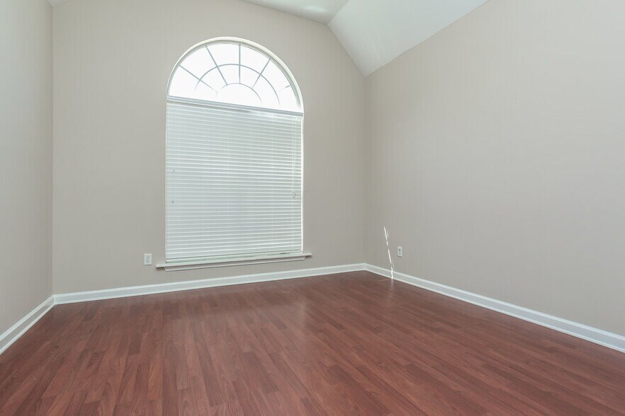 Building Photo - 984 Cully Rd