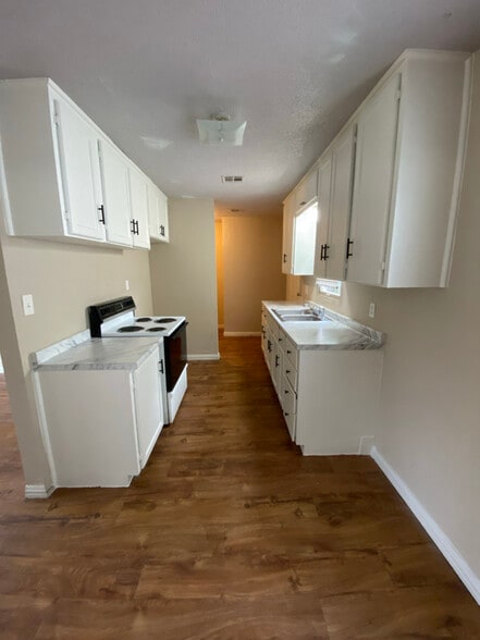 Building Photo - 2119 Pearson Dr