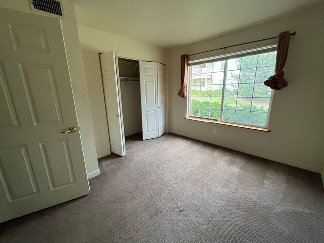 Building Photo - Great Condo Near Campus West