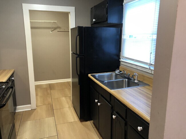 Building Photo - 205 Hedgewood Ct