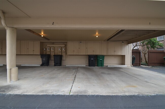 Building Photo - 5524 Beverly Hill St