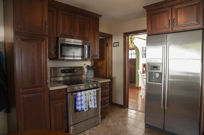 Building Photo - Beautifully Renovated 4-Bedroom Home with Fenced Backyard!