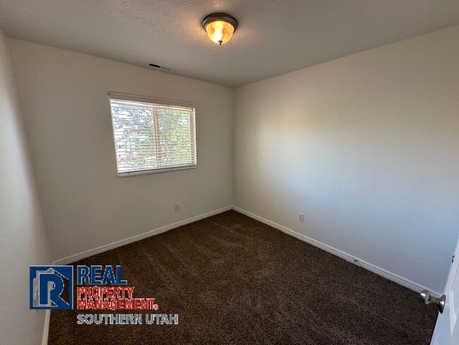 Building Photo - Hidden Valley Townhome