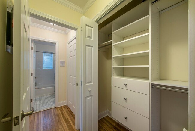Building Photo - Sunny 1BR in Brookline | Heat & Hot Water Included | 9/1