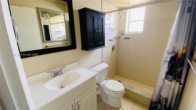 Building Photo - 2665 Middle River Dr
