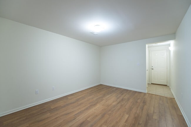 Building Photo - 120 W Oakbrook Dr