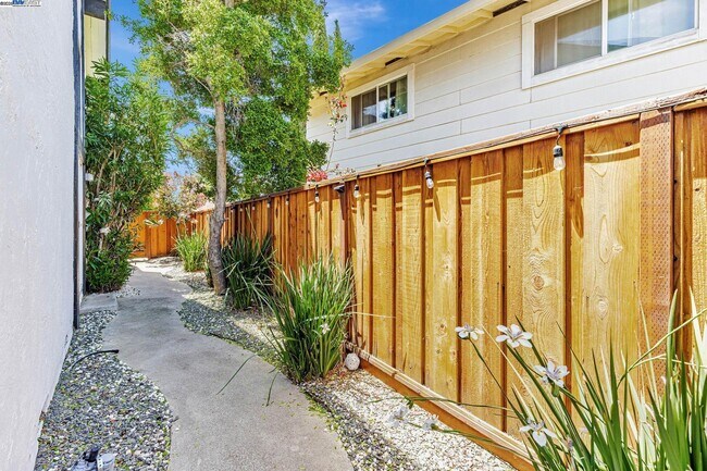 Building Photo - 1835 Cam Estrada