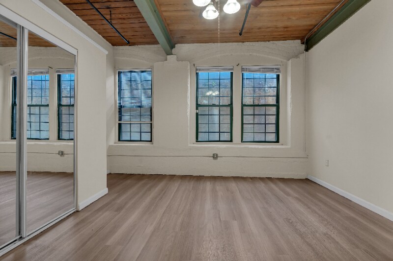 Building Photo - 83 Main St