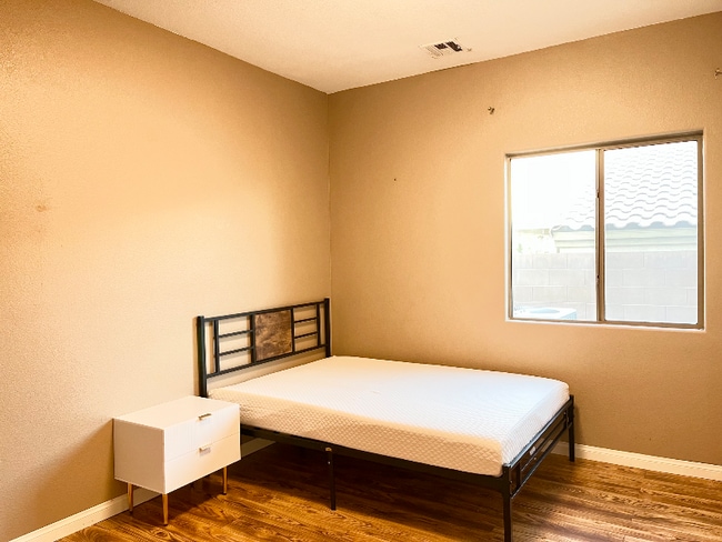 Building Photo - 916 E Bob Barney Ct