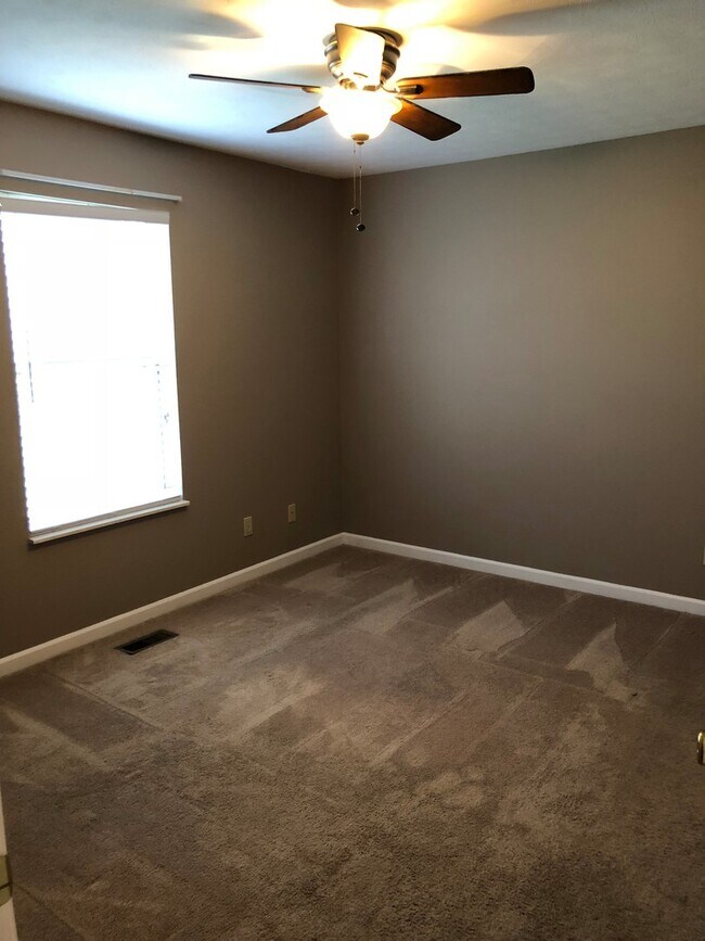 Building Photo - Maryville 37804 - 3 bedroom, 2 Bath Home , 2 car garage - Contact Donna Bailey (865) 389-6590