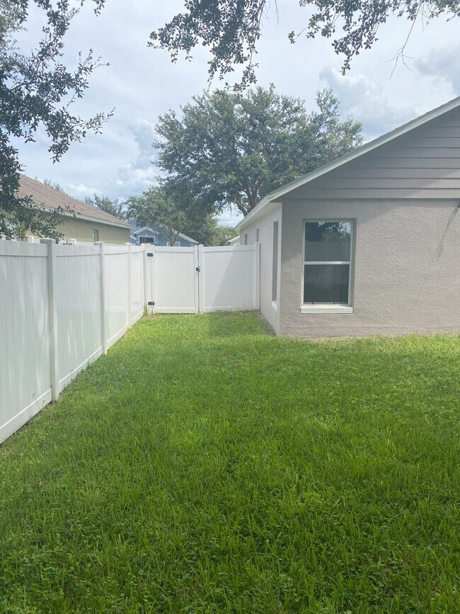 Building Photo - Beautiful Home Located In Tavares