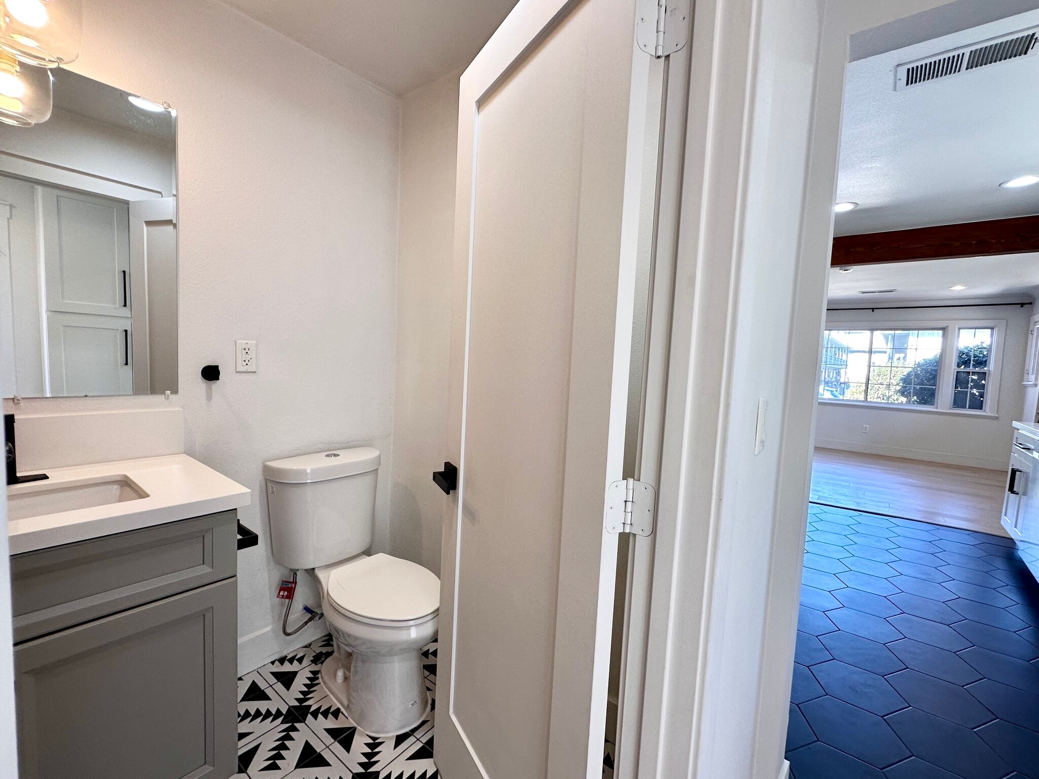 Half bathroom - 4336 Toland Way