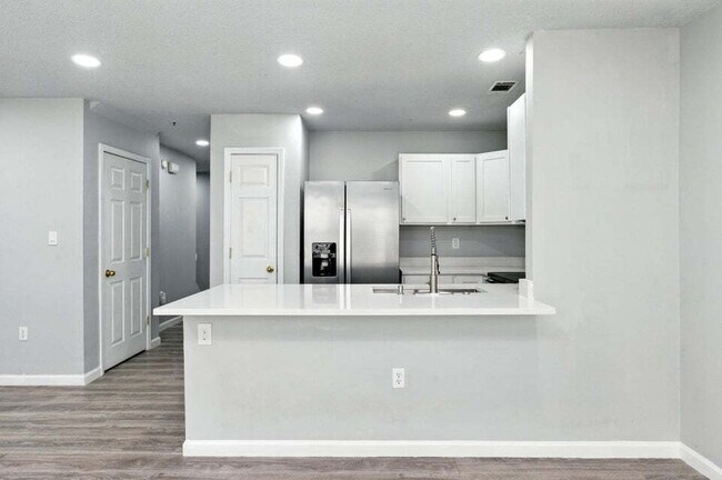 Building Photo - Charming 3-Bed, 2-Bath Townhome!