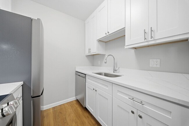 Building Photo - 11 Schubert St