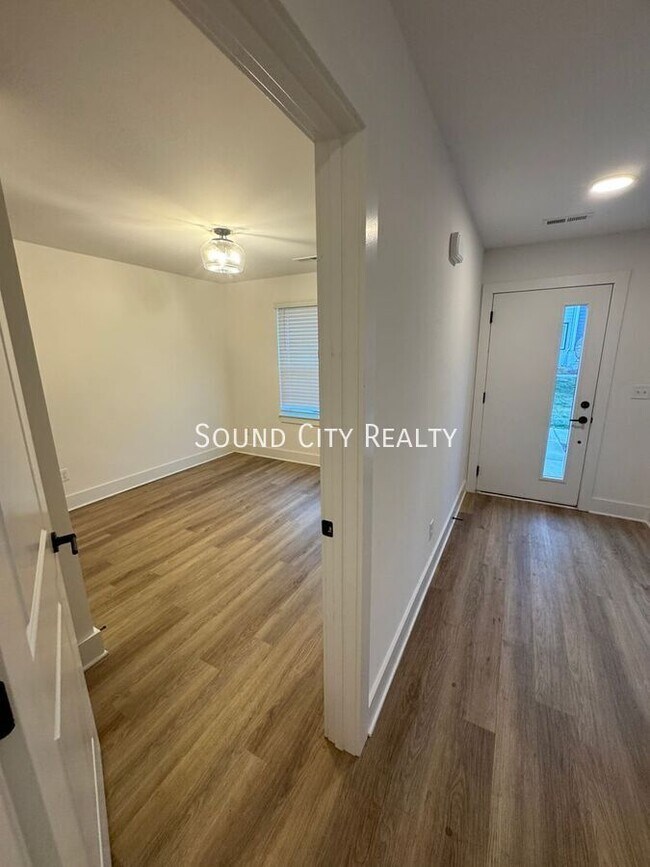 Building Photo - 700 N Dupont Ave