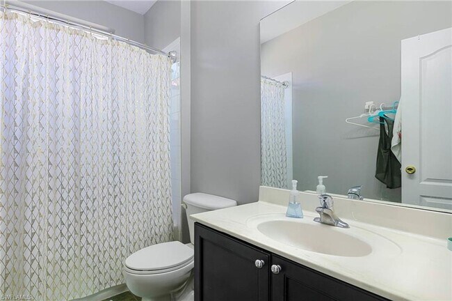 Building Photo - ** 4 Bed/3.5 Bath Single Family ~ 2 Car Garage Single Family Home ~ Lake Views **