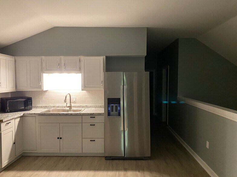 Building Photo - 515 Hollis Rd