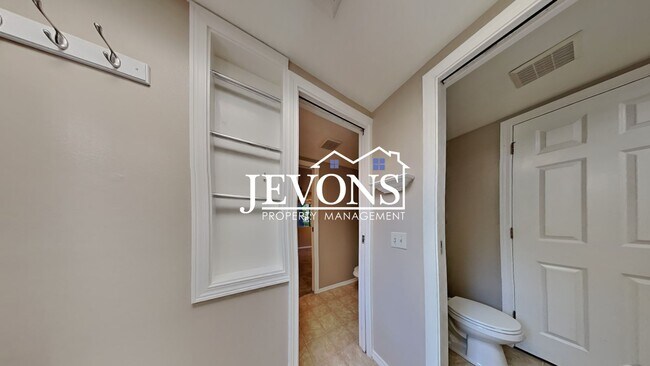 Building Photo - Charming 3-bedroom single-family home with...