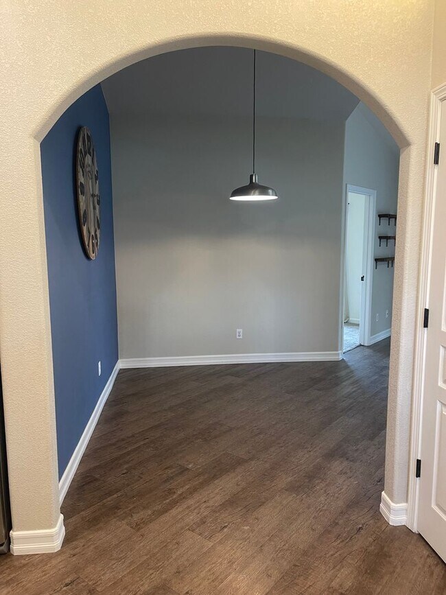 Building Photo - 3 BED 2 BATH HOUSE WITH FENCED BACKYARD IN THE COUNTRY HEIGHTS SUBDIVISION