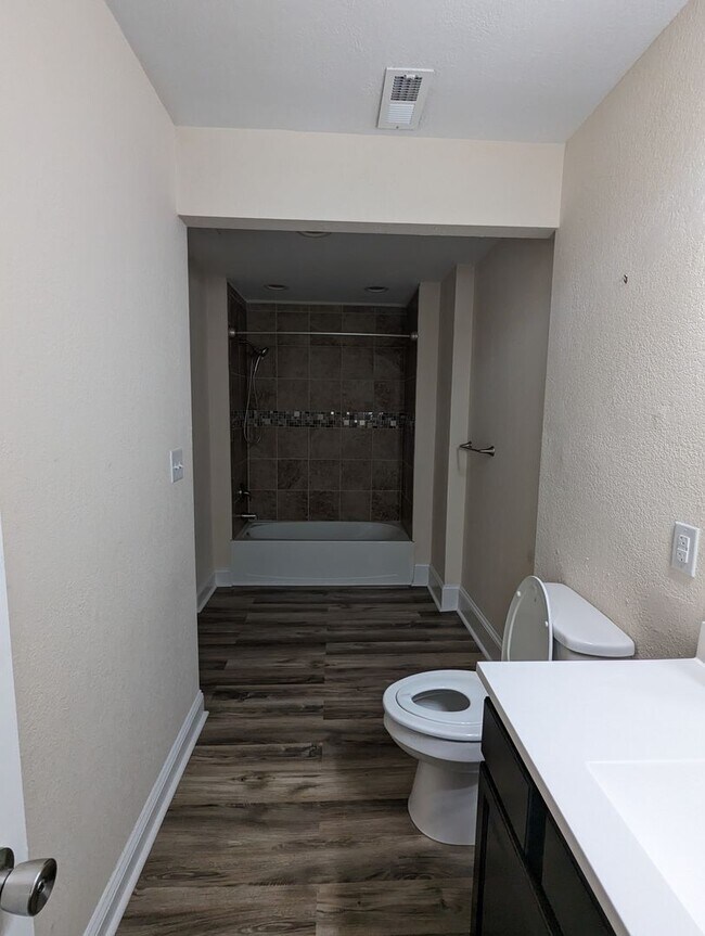 Building Photo - Colonial Heights