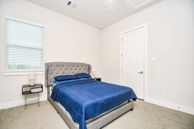 Building Photo - 5811 Fairdale Ln
