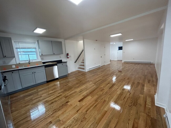 Building Photo - Newly Renovated 5 Bedroom 2 Bathroom Singl...