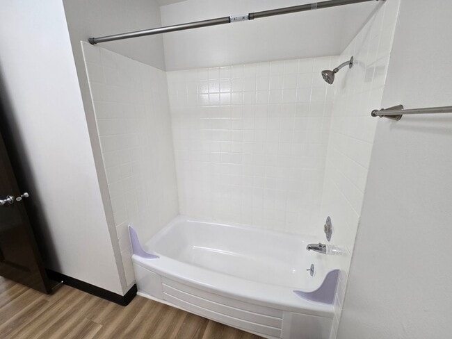 Building Photo - *!*!* Rent Ready Upstairs Pet Friendly 3 B...