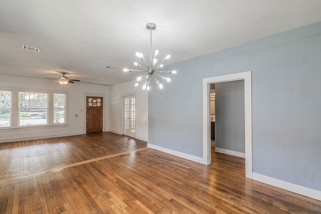 Building Photo - ADORABLE home in Ryan Place