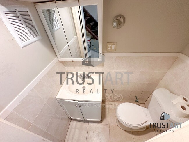 Building Photo - 1841 E Clementine St