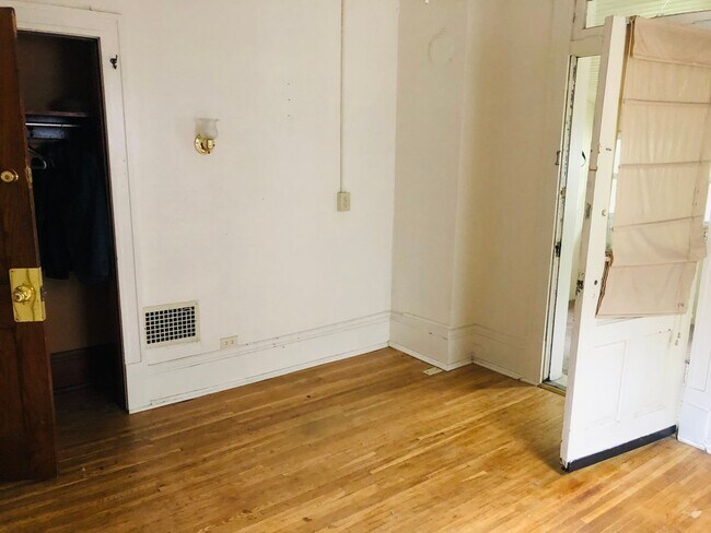 Building Photo - Large House w/ off-street parking & 3 BATHROOMS!