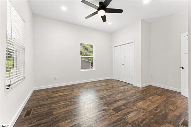 Building Photo - 2 Bed, 2 Bath Fully Renovated Home Available in Greenville