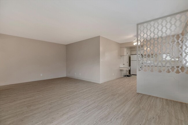 Building Photo - Duplex with 1.5 Bath and One Car Garage