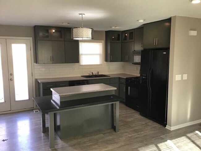 Building Photo - HURRY THIS WON'T LAST LONG! Gorgeous 3 bed, 2 bath in beautiful Parkville!