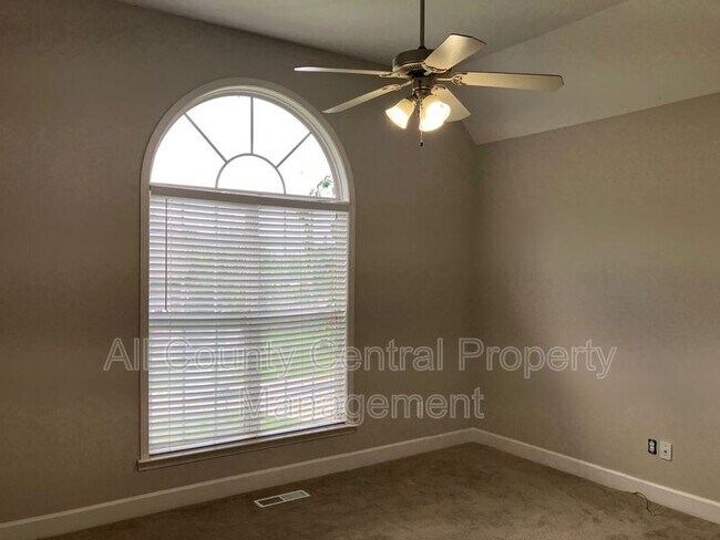 Building Photo - 710 Small Lake Dr