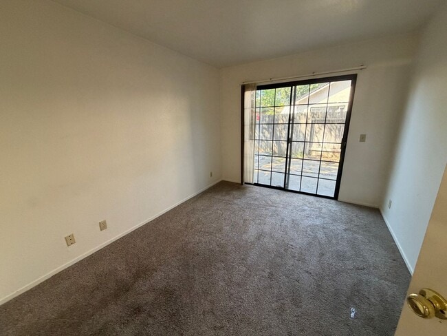 Building Photo - Great Townhome!