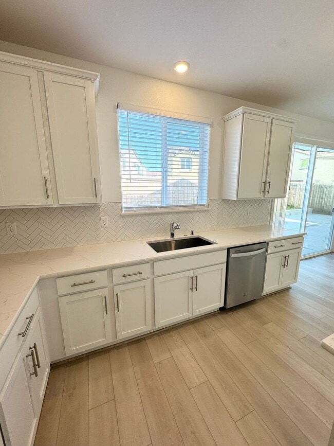 Building Photo - NEWER SOLAR HOME – 4 Bed / 3 Bath + Loft | 2,800 Sq Ft  SEE VIDEO