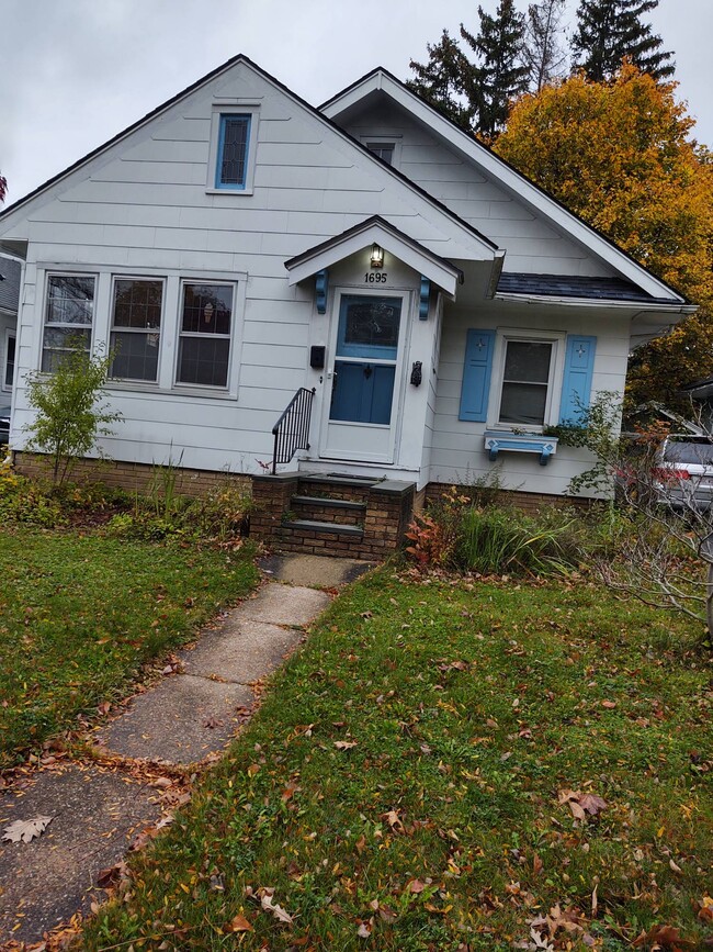 Building Photo - 1695 South Ave