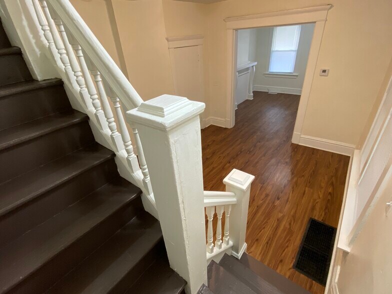 Building Photo - 82 Dana Ave