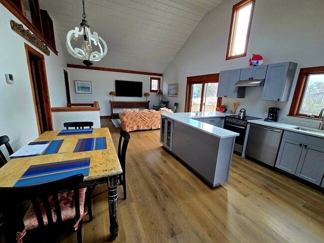 Building Photo - 11 Sunset Dr