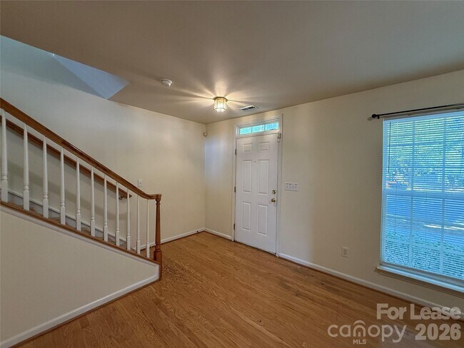 Building Photo - 9766 Blossom Hill Dr