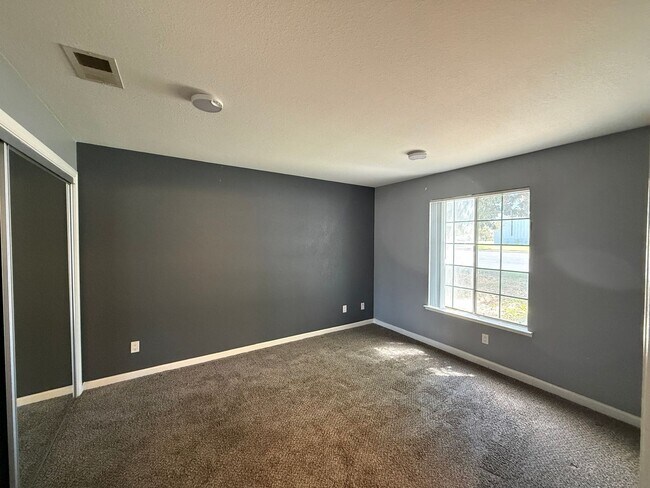 Building Photo - Parkview condo close to shopping & freeway access!
