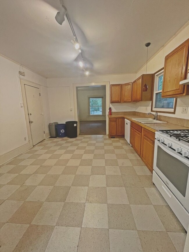 Building Photo - 7 Bedroom Close to Ross, Yost, and UM campus!