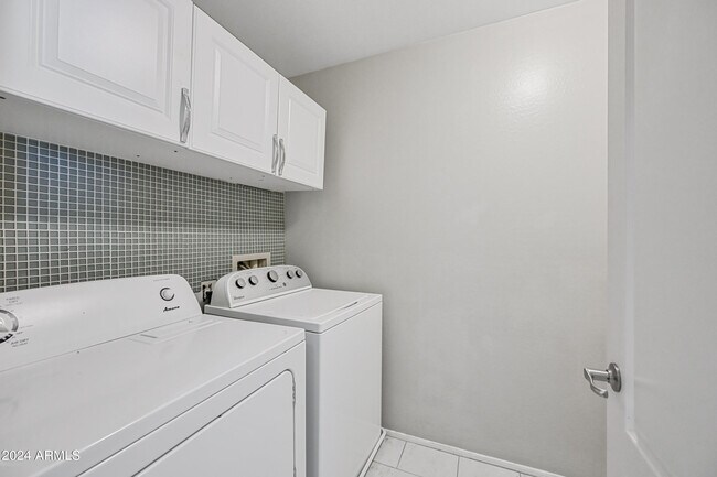 Building Photo - 3342 E Oakland St