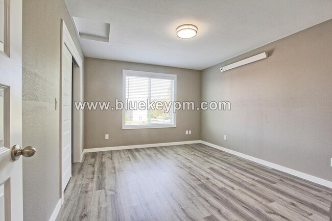 Building Photo - 2 Primary Bedrooms and 2.5 Bathrooms Uptow...