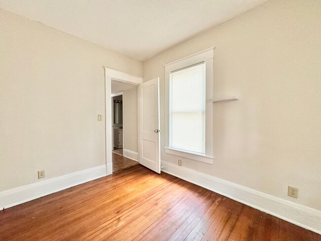 Building Photo - Spacious 3 Bedroom Duplex Convenient to Do...