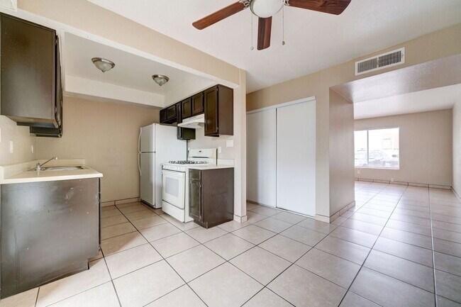 Building Photo - 3840 N 43rd Ave