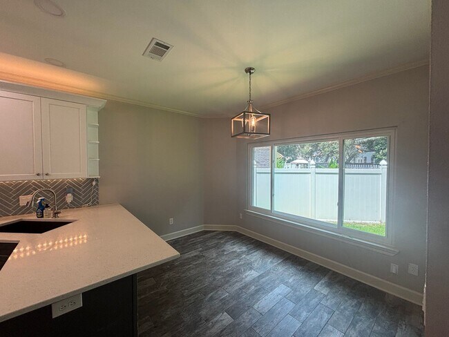 Building Photo - 826 Boulevard of the Champions