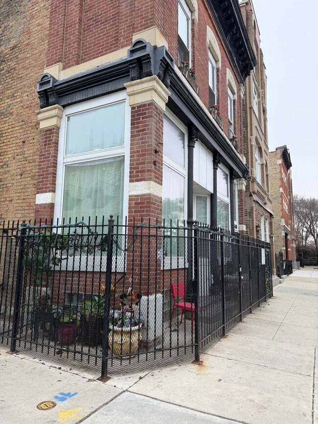 Building Photo - 1410 W Blackhawk St