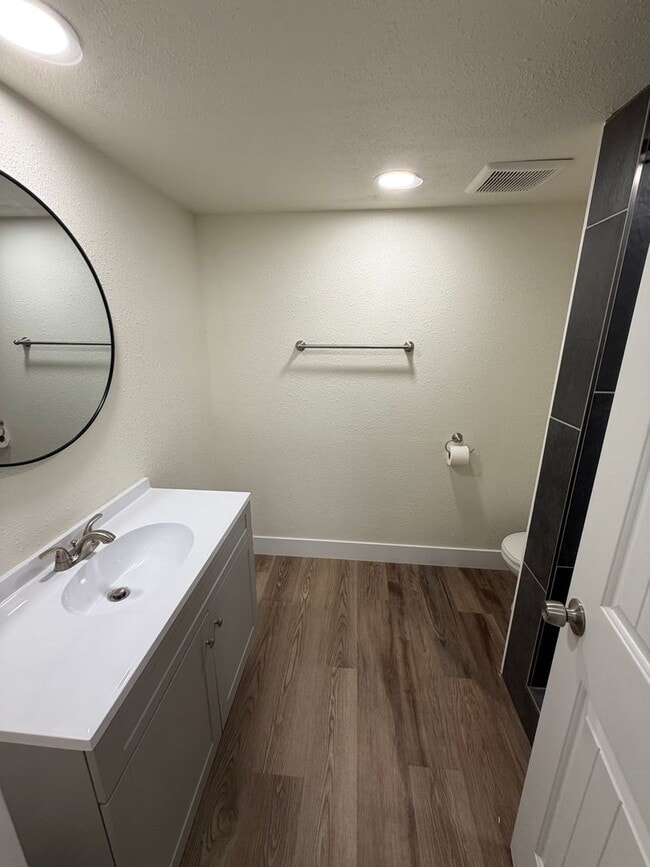 Building Photo - Prime Location 5 Bed, 2 Bath House