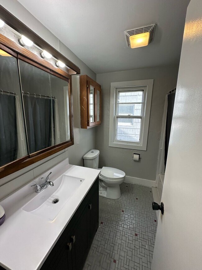 Building Photo - 3-Bedroom, 1-Bathroom Home – $1,225/Month | Accepting Section 8